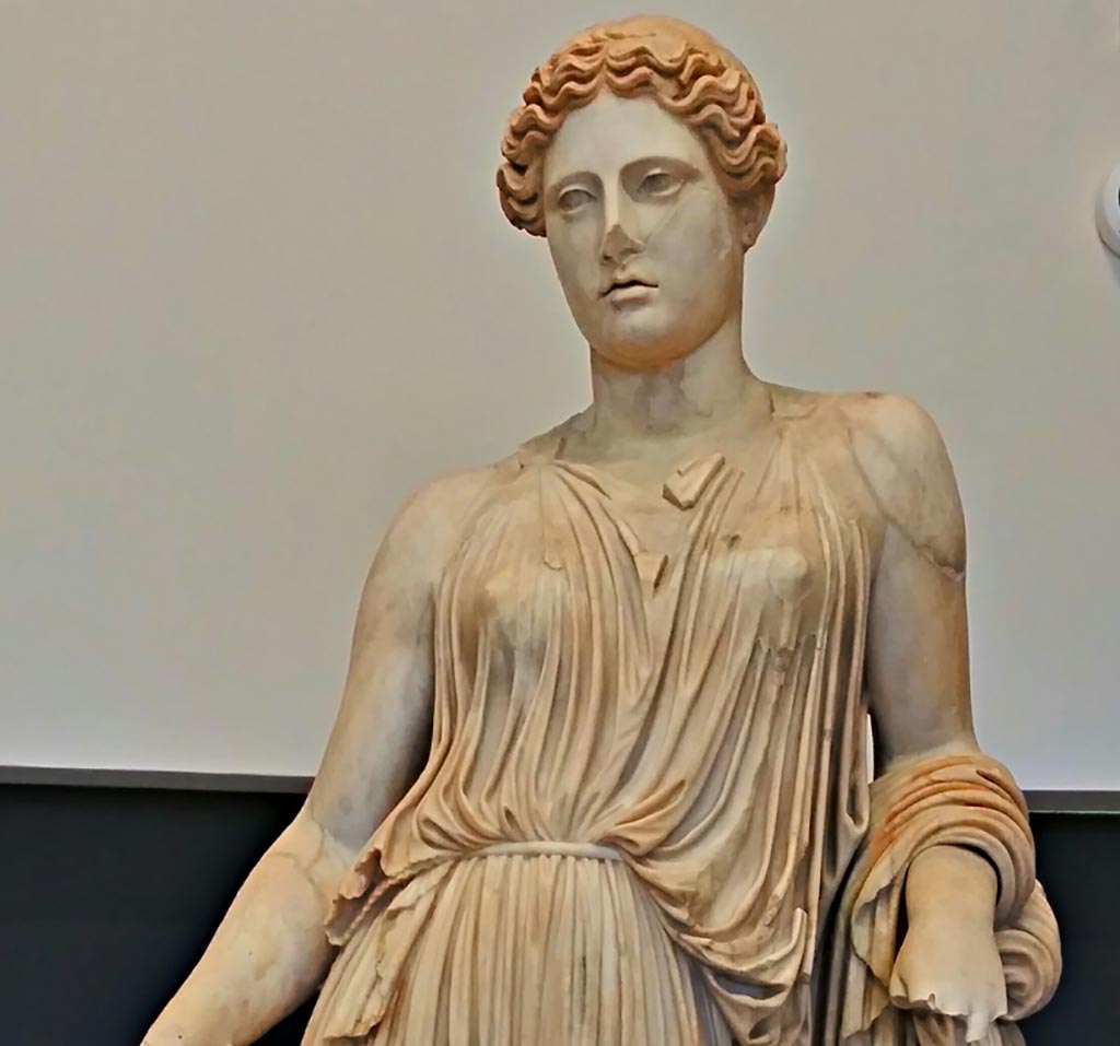 Villa dei Papiri, Herculaneum. June 2019. 
Detail of statue of Peplophoros/Demeter found in area of collapsed “monumental structure”.
On display in exhibition, photo courtesy of Giuseppe Ciaramella.
