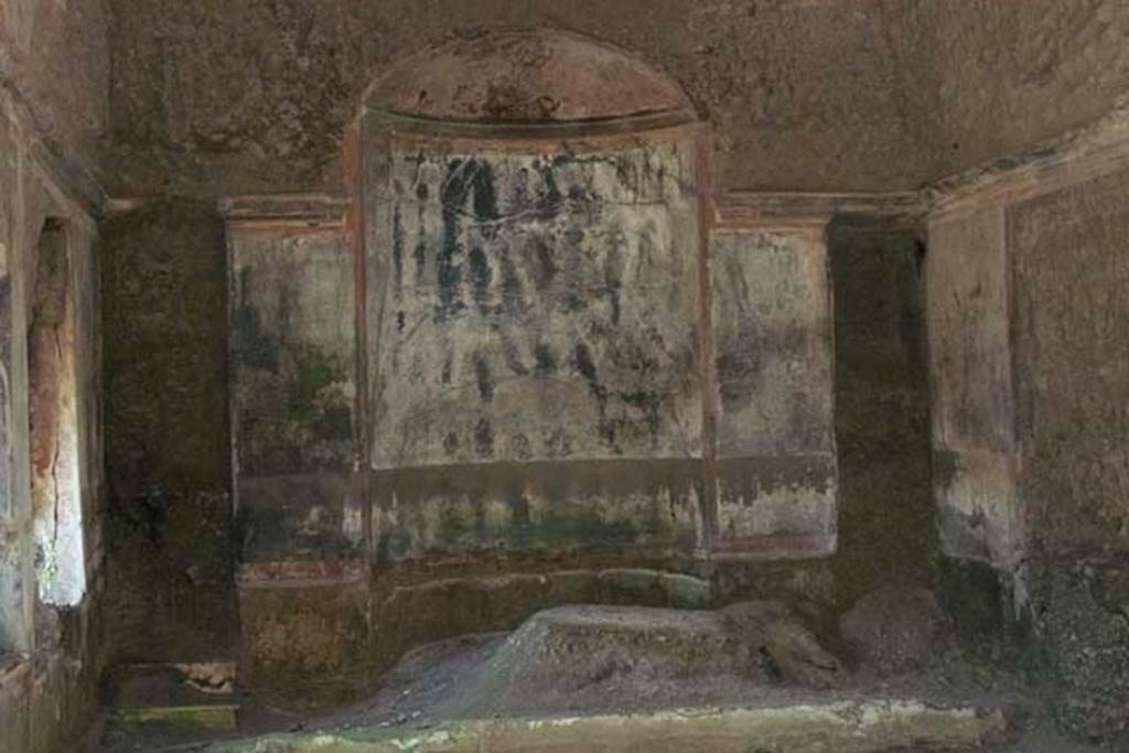 South-western baths, Herculaneum. July 2010. Rectangular niche. Photo courtesy of Michael Binns.
On the left can be seen the area of the window, still with its pyroclastic material in situ.
