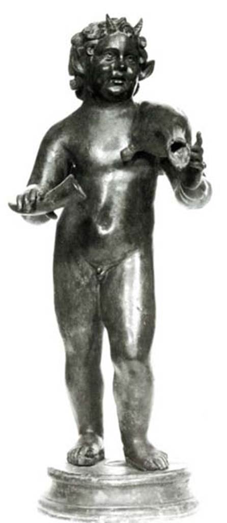 Villa dei Papiri, Herculaneum. Atrium. Bronze statue of Silenus with wineskin and drinking horn in right hand found in 1754 round the impluvium.
Now in Naples Archaeological Museum. Inventory number 5031.
