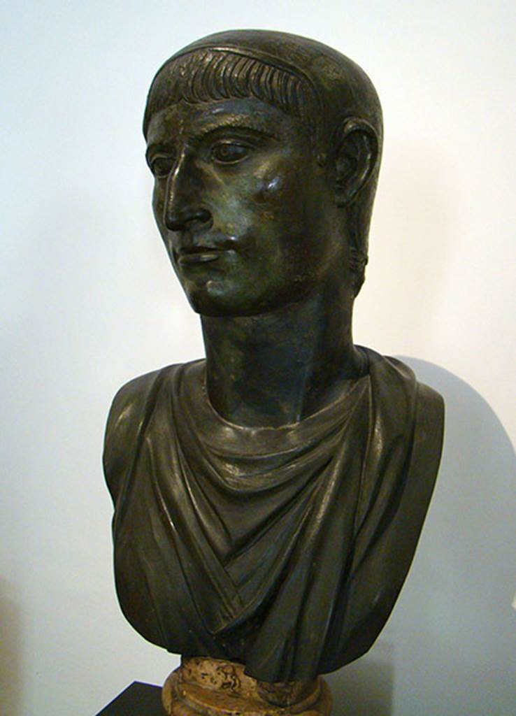Villa dei Papiri, Herculaneum. Bronze bust of a Flamen. Found in 1752, in the centre of room.
Now in Naples Archaeological Museum. Inventory number 5587.
