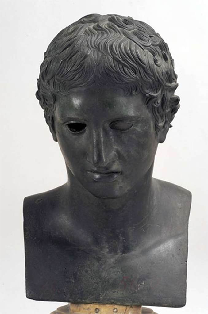Villa dei Papiri, Herculaneum. Bronze bust of ideal head or Hercules.
Found in 1759, south side between the portico and the pond.
Now in Naples Archaeological Museum. Inventory number 5610.
