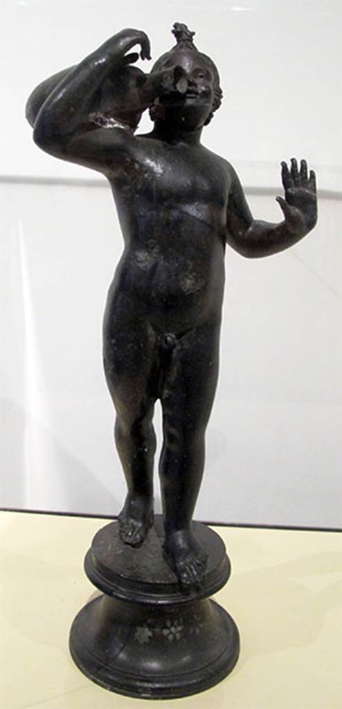 Villa dei Papiri, Herculaneum. Bronze statuette of a putto.
Found in 1751, at south west corner.
Now in Naples Archaeological Museum. Inventory number 5027.
