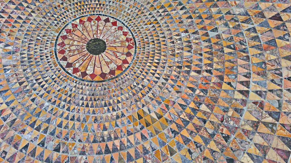 Villa dei Papiri, Herculaneum. July 2019.  
Detail of centre of circular polychrome mosaic floor, from the Belvedere. Photo courtesy of Giuseppe Ciaramella.

