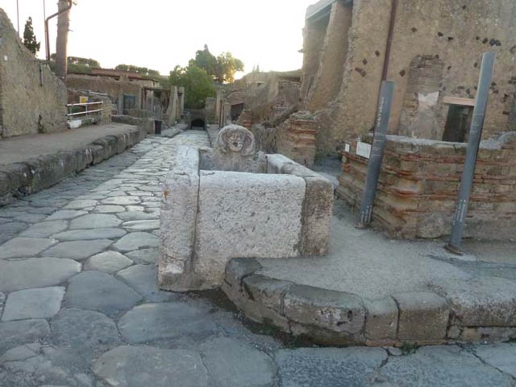 Cardo V Inferiore, Herculaneum, September 2015. Looking south towards fountain on corner near Ins. IV 15/16 on right. See photos at IV.16
