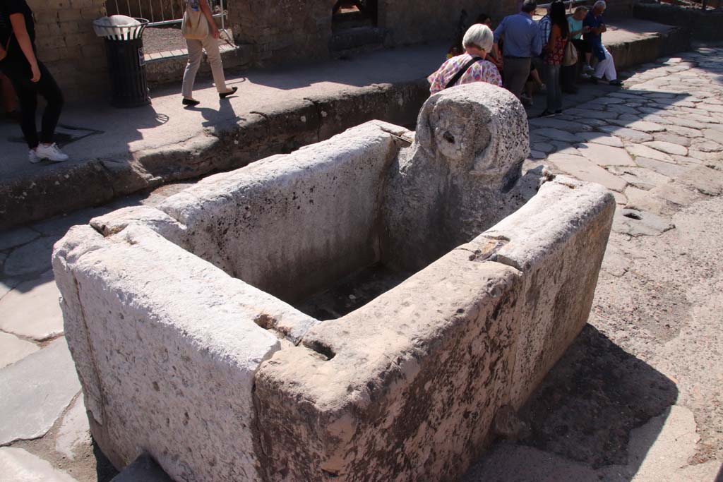 Cardo V Inferiore, Herculaneum. September 2019.
Fountain on corner of Ins. IV, at junction of Decumanus Inferiore and Cardo V Inferiore, Herculaneum. Looking south-east.
Photo courtesy of Klaus Heese.

