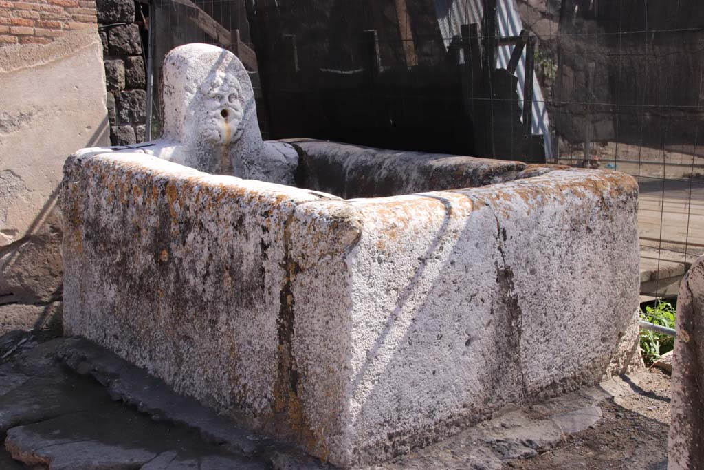 Decumanus Maximus, Herculaneum, September 2019. 
Looking north-east towards fountain decorated with head of Hercules, at the east end of the Decumanus Maximus.
Photo courtesy of Klaus Heese.
