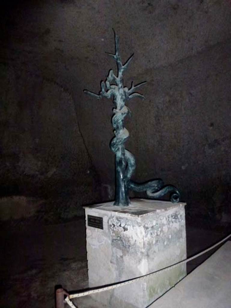 Ins. Orientalis II.4, Herculaneum, October 2012. Reproduction of a bronze fountain depicting Hydra.
Photo courtesy of Michael Binns.
