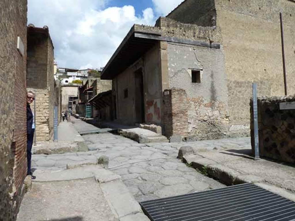 Water tower, Decumanus Inferiore, Herculaneum. September 2015. Looking east from junction with Cardo IV.
Ins. V.1 is on the left, Ins. IV.10 is on the right.
At the end of the roadway, the two columns at the entrance to the Palaestra can be seen on Cardo V at Ins. Orientalis II, 4.
