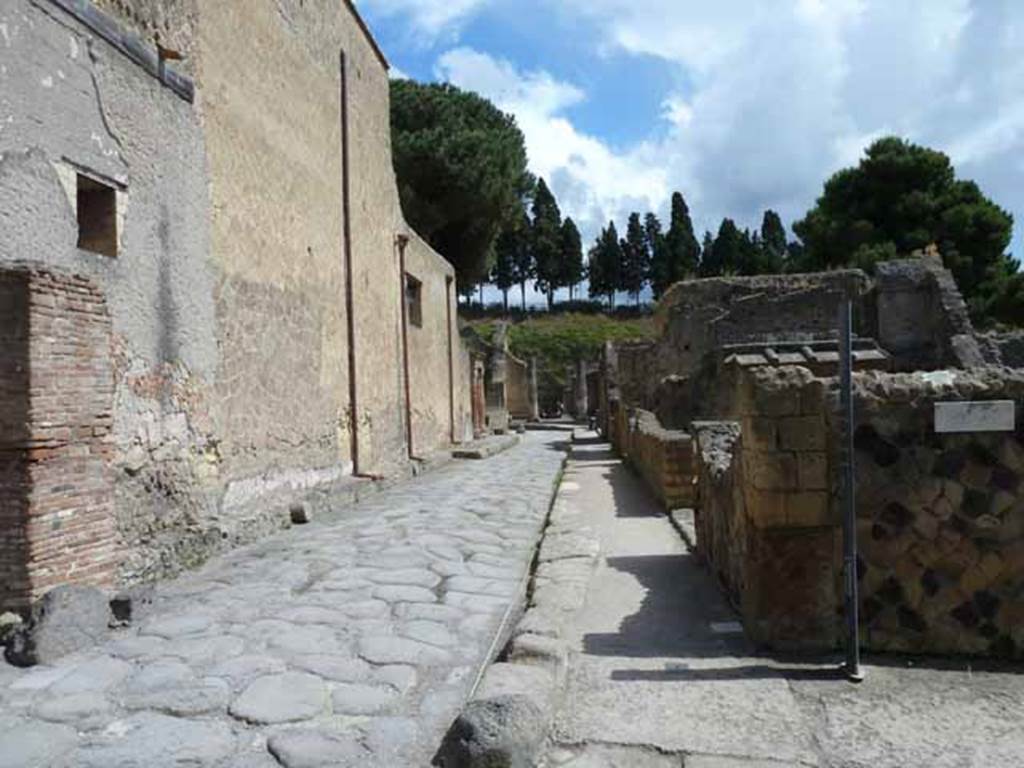 Water tower, Decumanus Inferiore, Herculaneum. September 2015. 
Looking west along façade of V.1, towards remains of water tower, on corner with Cardo IV. 
Photo courtesy of Michael Binns.
