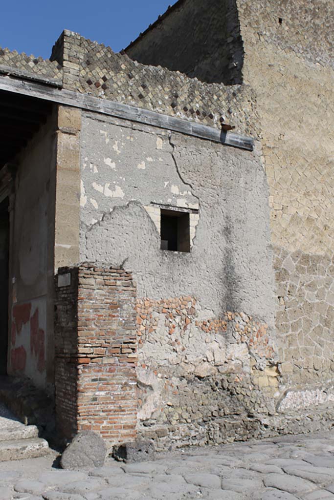 V.1 Herculaneum. March 2014. Looking north-east towards water tower on north side of Decumanus Inferiore.  
Foto Annette Haug, ERC Grant 681269 DÉCOR.
