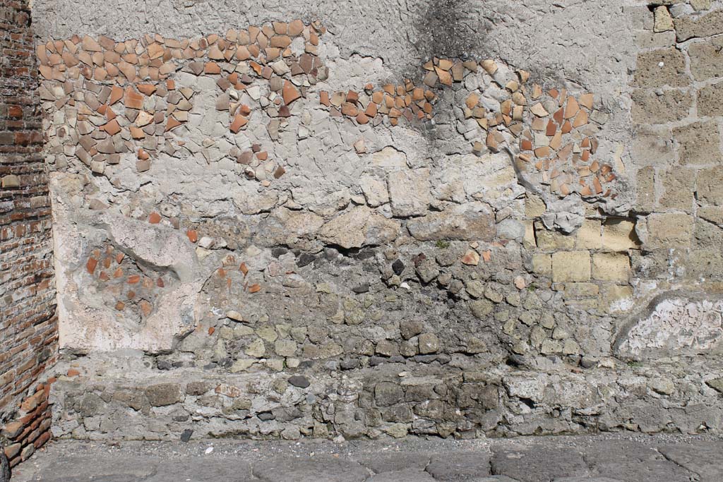 V.1 Herculaneum. March 2014. 
Detail of lower south wall on north side of Decumanus Inferiore, at west end near junction with Cardo IV.
Foto Annette Haug, ERC Grant 681269 DÉCOR.

