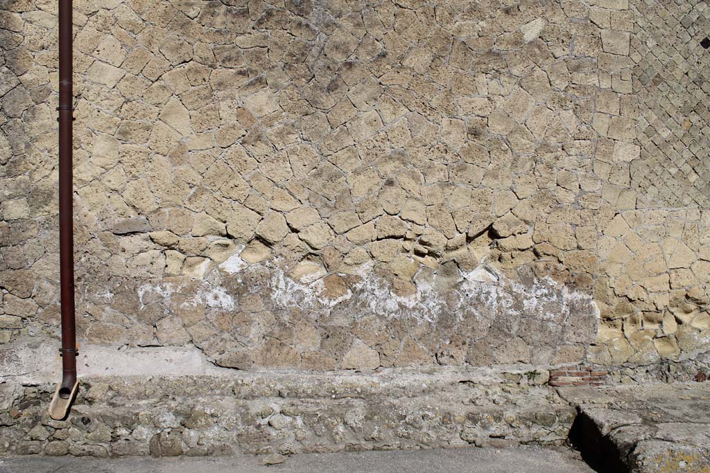 V.1 Herculaneum. March 2014. Detail of lower south wall (continuation from above photo) on north side of Decumanus Inferiore. 
Foto Annette Haug, ERC Grant 681269 DÉCOR.
