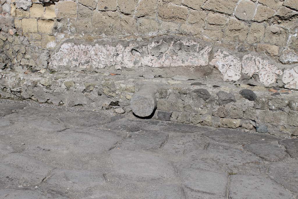 V.1 Herculaneum, March 2014. Detail of remains of another column (one of two) in lower south exterior wall on Decumanus Inferiore. 
Foto Annette Haug, ERC Grant 681269 DÉCOR.
