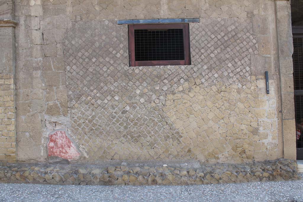 V.1 Herculaneum. March 2014. Detail of front façade on north side of entrance doorway, on right.
Foto Annette Haug, ERC Grant 681269 DÉCOR.
