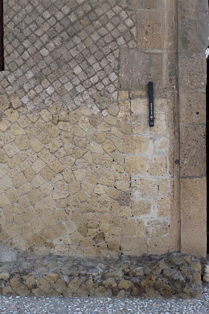 V.1, Herculaneum. March 2014. Detail from front façade on north side of entrance doorway.
Foto Annette Haug, ERC Grant 681269 DÉCOR.
