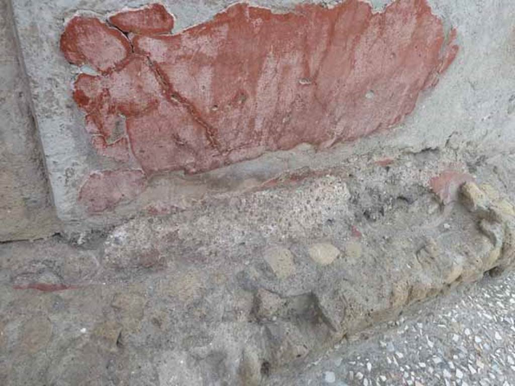 V.1. Herculaneum. May 2010. The Samnite House, detail of plaster on exterior front facade.