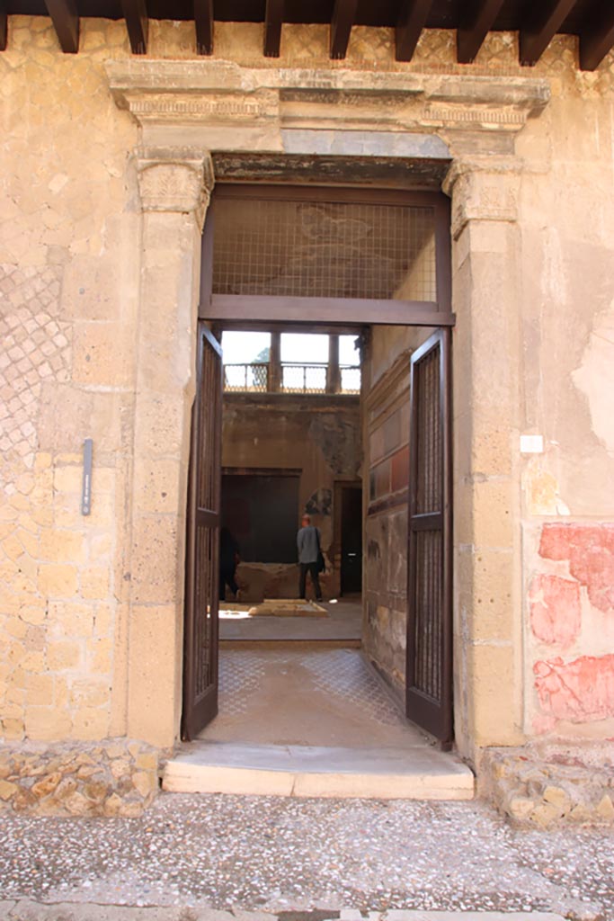 V.1 Herculaneum. October 2022.
Looking east through entrance doorway towards atrium. Photo courtesy of Klaus Heese.
