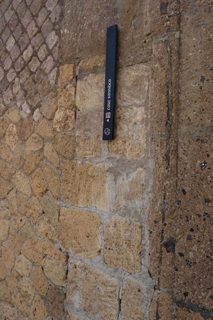V.1 Herculaneum. May 2011. Identification name plate, on north side of entrance doorway.
Photo courtesy of Nicolas Monteix.
