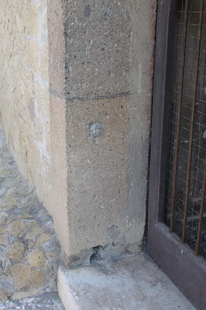 V.1 Herculaneum. March 2014. Lower north side of doorway.
Foto Annette Haug, ERC Grant 681269 DÉCOR.