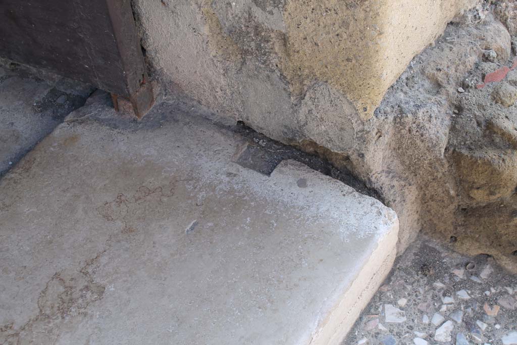 V.1 Herculaneum. March 2014. Detail from doorway threshold, on south side of doorway.
Foto Annette Haug, ERC Grant 681269 DÉCOR.