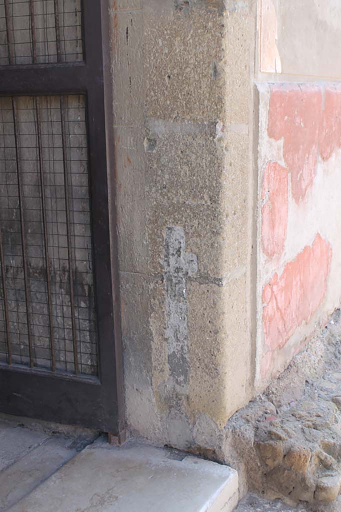 V.1 Herculaneum. March 2014. Lower south side of doorway.
Foto Annette Haug, ERC Grant 681269 DÉCOR.
