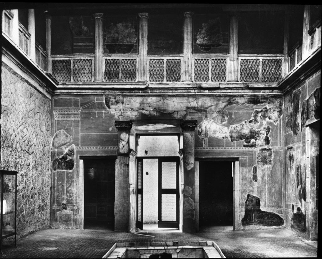 V.1. Herculaneum, The Samnite House. Photo by Fratelli Alinari (I.D.E.A.). Alinari no 43146 (1935) oN.
Looking west across atrium towards entrance doorway.
Used with the permission of the Institute of Archaeology, University of Oxford. File name instarchbx116im009 Resource ID 42243.
See photo on University of Oxford HEIR database