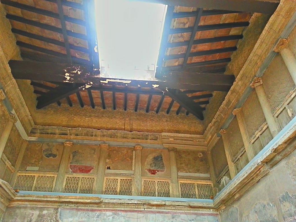 V.1 Herculaneum, photo taken between October 2014 and November 2019.
Upper west wall of atrium. Photo courtesy of Giuseppe Ciaramella.