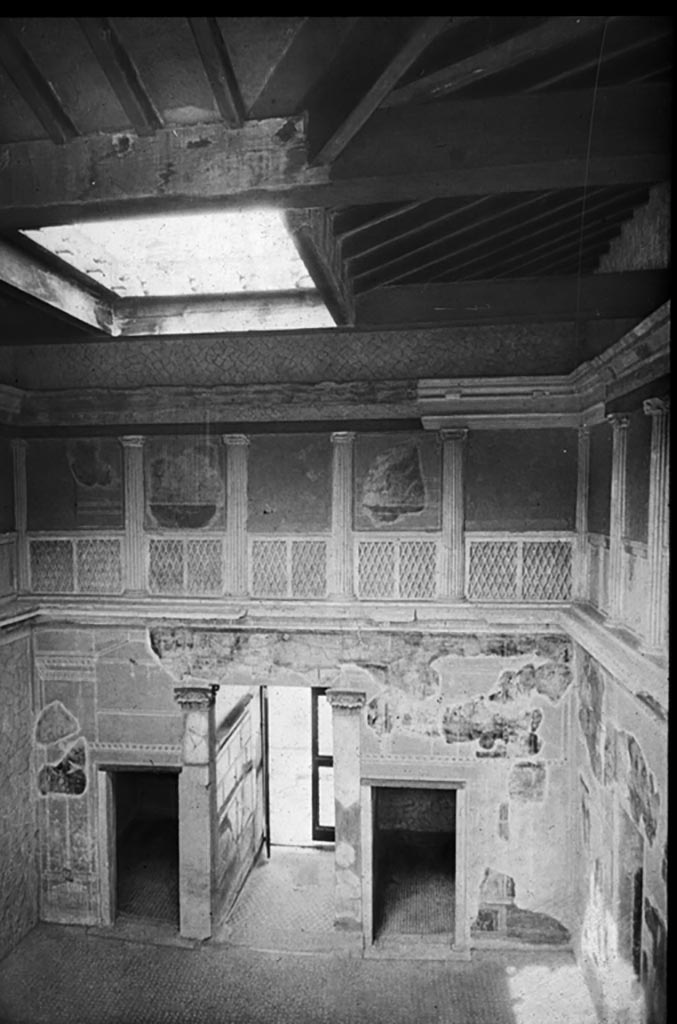 V.1 Herculaneum, The Samnite House. Photo by Theodor Benzinger.
Looking towards west end of atrium, with restored compluvium in roof.
Used with the permission of the Institute of Archaeology, University of Oxford.
File name INSTARCHbx21im003 Resource ID 37885.
See photo on University of Oxford HEIR database