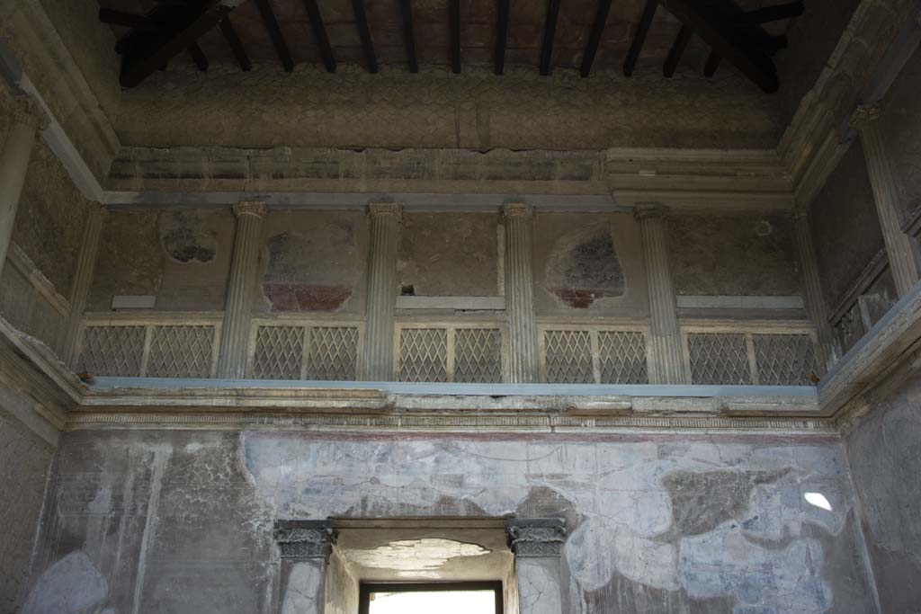 V.1 Herculaneum. March 2019. Upper west wall of atrium, the upper floor is decorated as a false loggia.
Foto Annette Haug, ERC Grant 681269 DÉCOR.