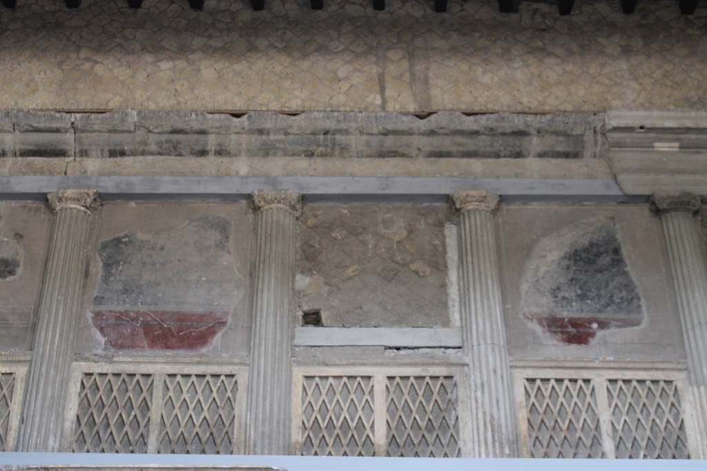 V.1 Herculaneum. March 2014. Looking towards detail from centre of upper west wall of atrium.
Foto Annette Haug, ERC Grant 681269 DÉCOR.