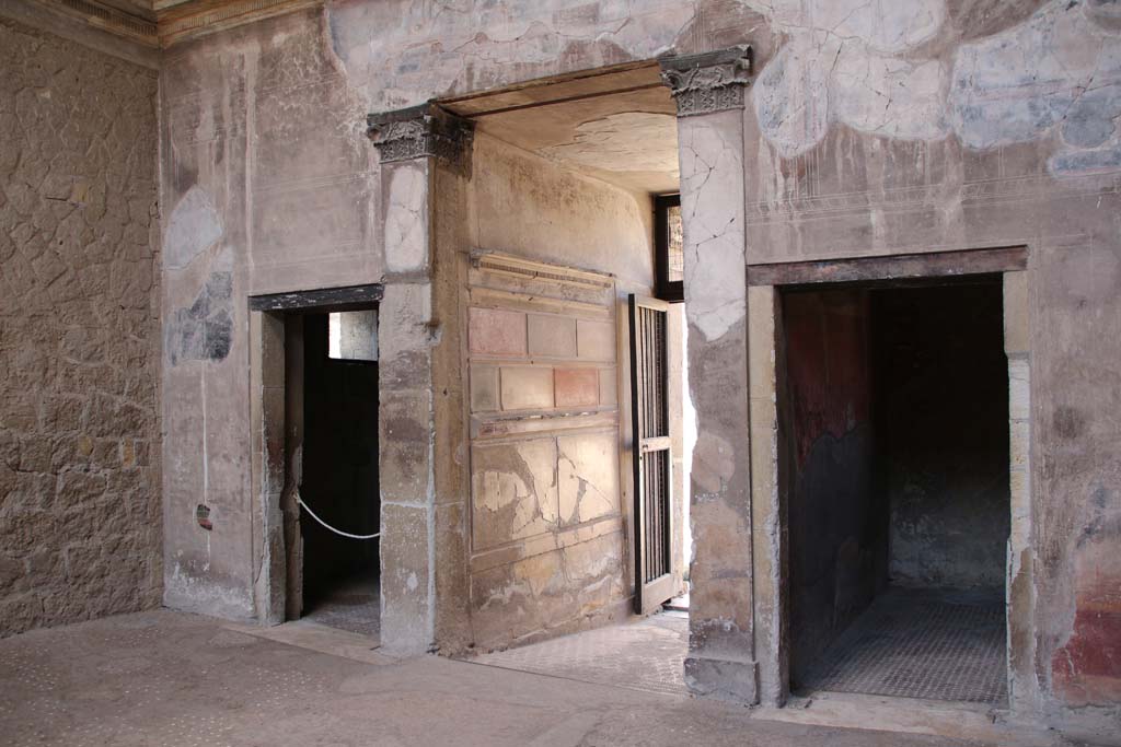 V.1 Herculaneum, April 2014.
Looking towards west wall of atrium with doorway to room 3, on left, entrance corridor, in centre, and room 2, on right.
Photo courtesy of Klaus Heese.