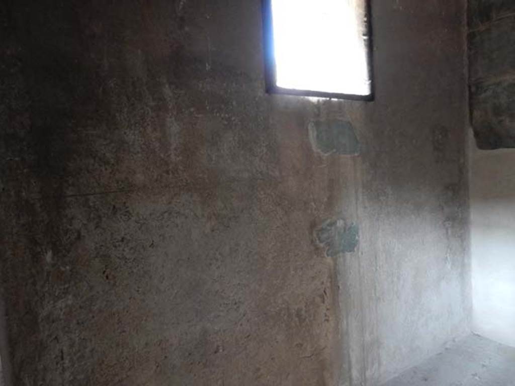 V.1 Herculaneum. May 2018. Room 3, south wall with window. Photo courtesy of Buzz Ferebee.