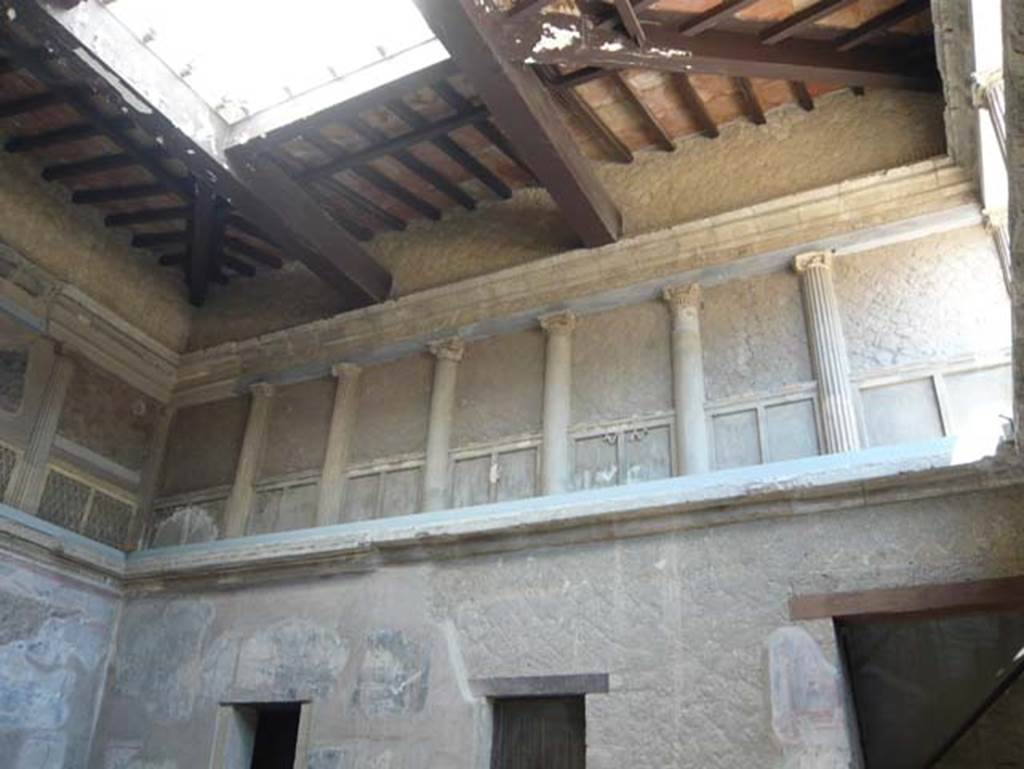 V.1 Herculaneum. August 2013. Upper north wall of atrium. Photo courtesy of Buzz Ferebee.
V.1 Herculaneum. August 2013. Upper north-west corner and north wall of atrium. Photo courtesy of Buzz Ferebee.