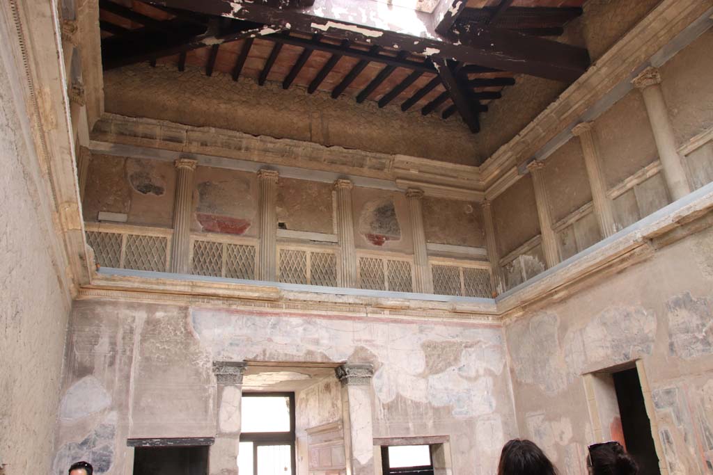 V.1 Herculaneum, September 2017. Looking towards west wall and north-west corner of atrium, with compluvium in roof.
Photo courtesy of Klaus Heese.