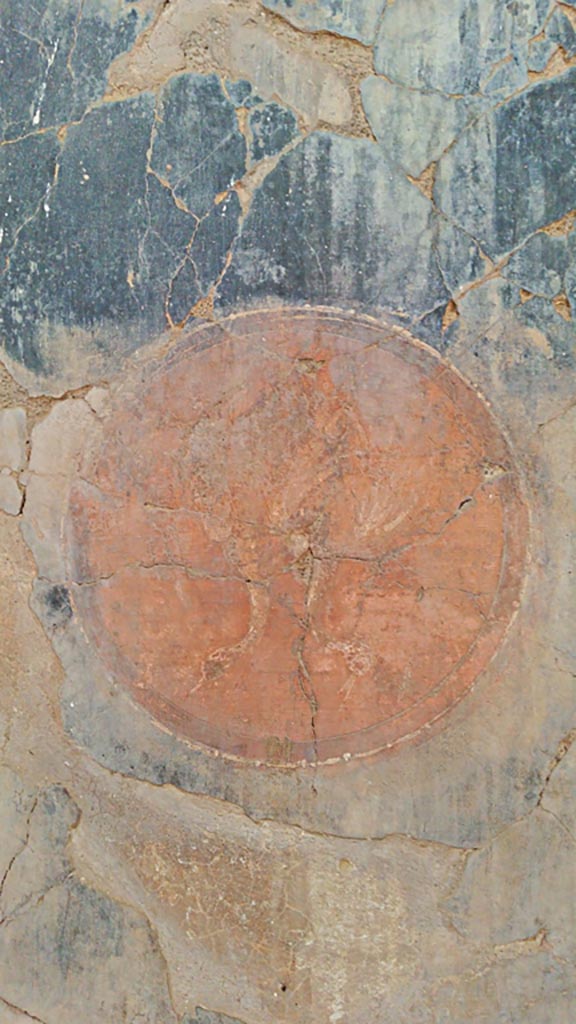 V.1 Herculaneum, photo taken between October 2014 and November 2019.
East wall of atrium, painted medallion of hanging birds from south side of window to room 6. 
Photo courtesy of Giuseppe Ciaramella.
