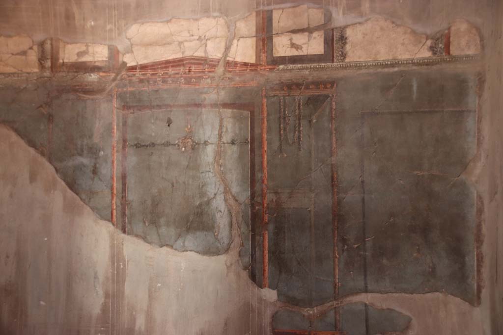 V.1, Herculaneum. October 2020. Room 7, detail of painted panel in centre of east wall. Photo courtesy of Klaus Heese.