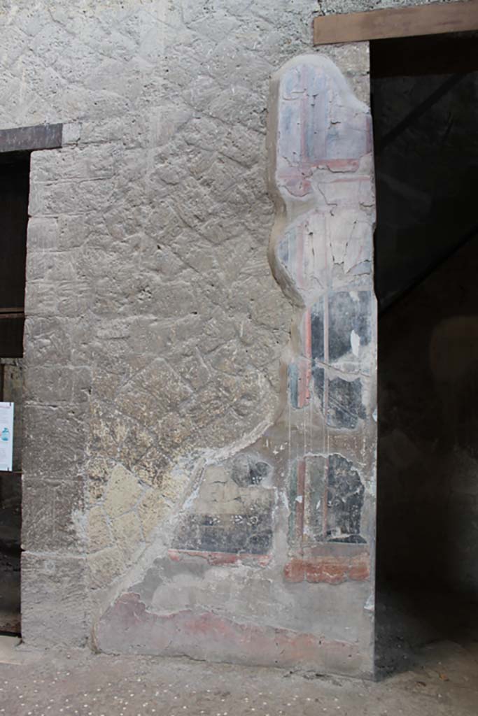 V.1 Herculaneum. March 2014. 
Painted wall on north wall of atrium on west side of room 8, on right.
Foto Annette Haug, ERC Grant 681269 DÉCOR.
