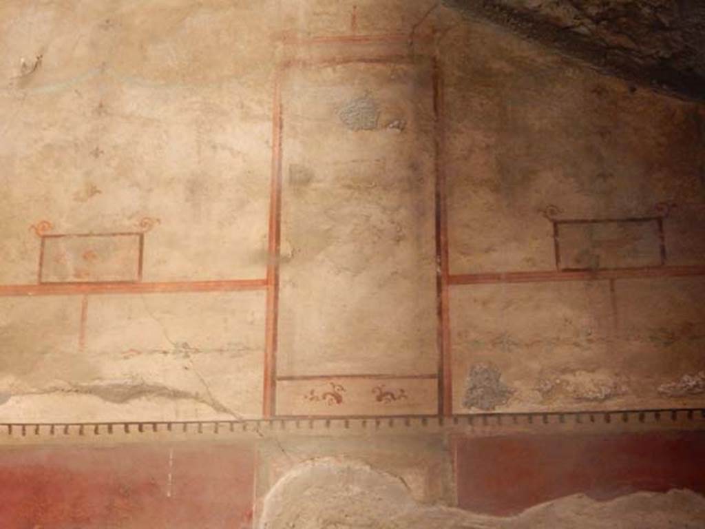 V.1 Herculaneum. May 2018. Room 4, detail of painted decoration on upper east wall. Photo courtesy of Buzz Ferebee.