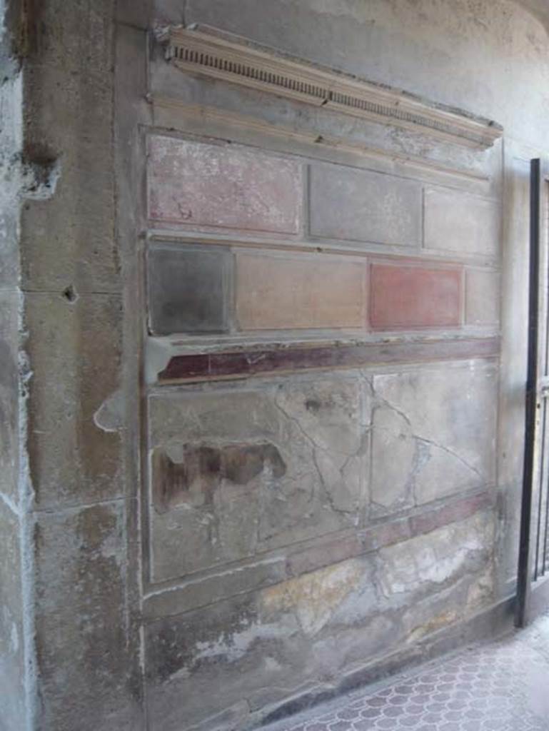 V.1 Herculaneum. August 2013. South wall of entrance corridor. Photo courtesy of Buzz Ferebee.